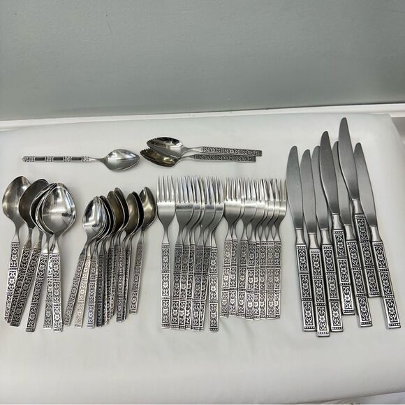 Oneida Isabella stainless silverware set of 41. Knives small large forks spoons - Picture 2 of 10